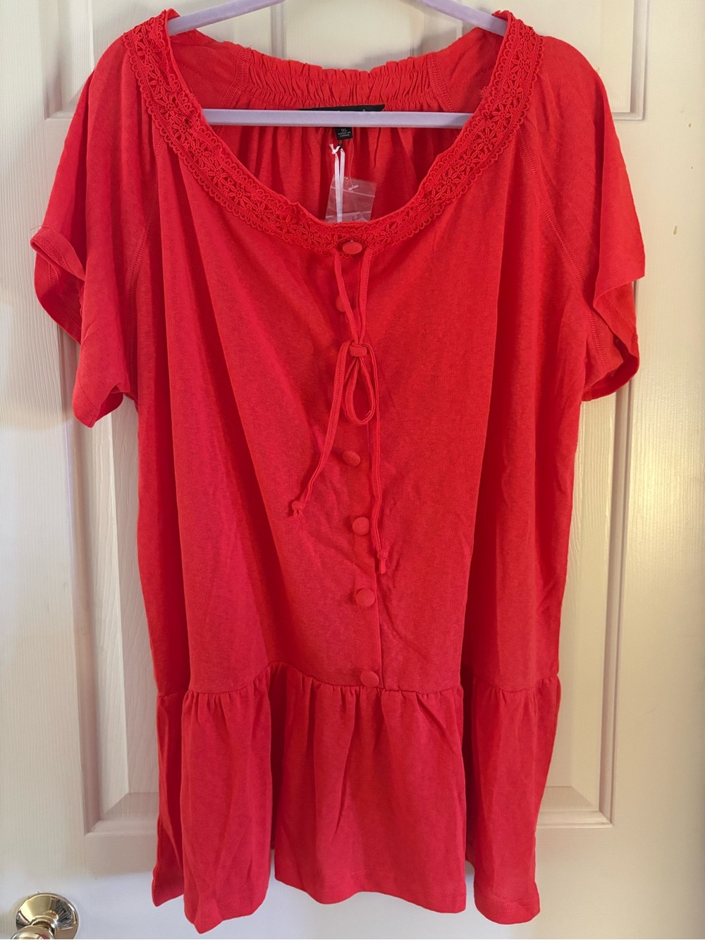Davi & Dani Size 1X Red Short Sleeve Tunic With Button Detail, NWT